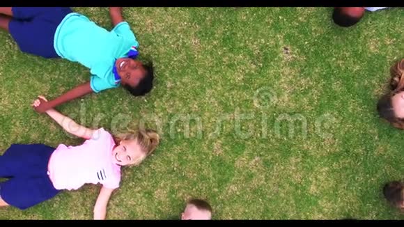 在草地上孩子们手拉手围成一圈视频的预览图