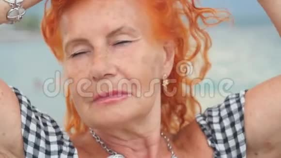迷人的祖母在海边的避暑胜地放松视频的预览图