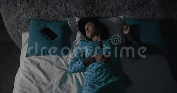 女人在晚上失眠视频的预览图