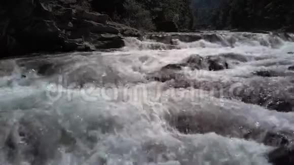 山河的泡沫流视频的预览图