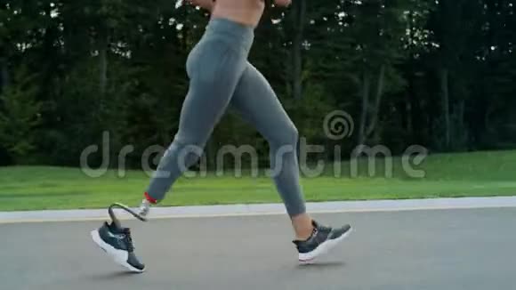 残疾女性慢跑者在沥青路上跑步户外女孩培训视频的预览图