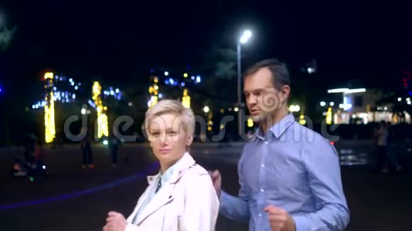 城市街道上一对美丽的夫妇晚上的肖像视频的预览图