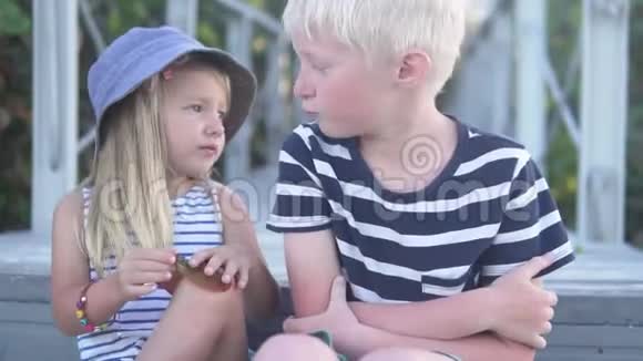 一个小女孩亲吻一个男孩的脸颊视频的预览图