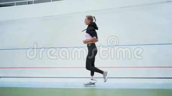 在跑台上进行假肢训练的慢跑者运动员有氧训练视频的预览图