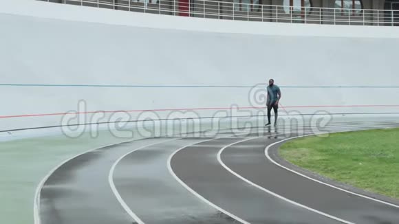 运动员开始在运动跑道上跑步穿着运动服的人在跑道上慢跑视频的预览图