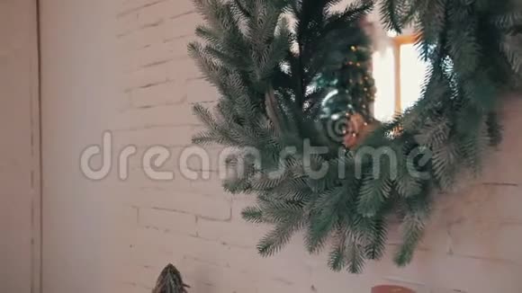 墙上的圣诞圆镜视频的预览图