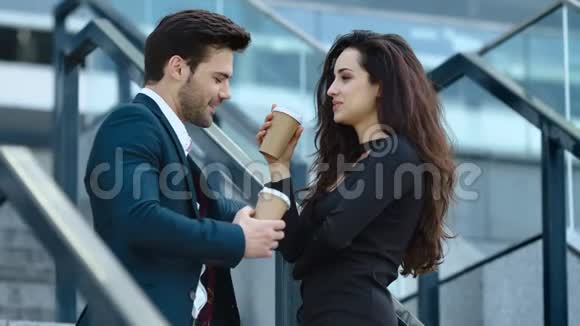 商务情侣站着喝咖啡商务男女交谈视频的预览图