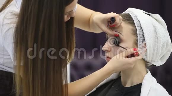 化妆师给小女孩画睫毛视频的预览图