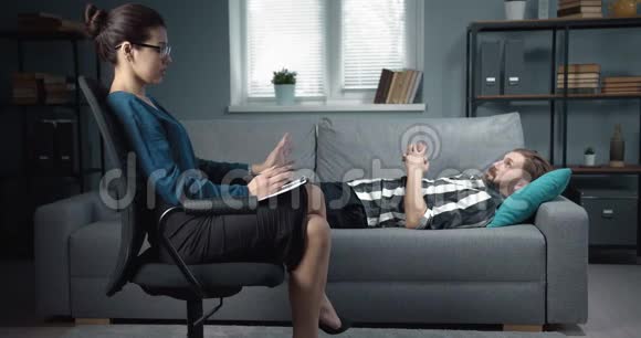 心理学家在私人办公室给男性病人提供建议视频的预览图