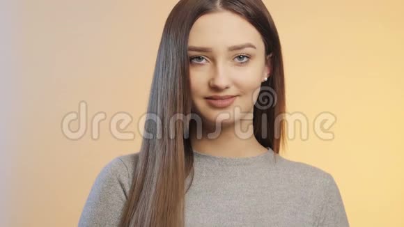 美丽的女孩在彩色的画室背景上微笑面对一个年轻可爱的女人化妆有观念的人视频的预览图
