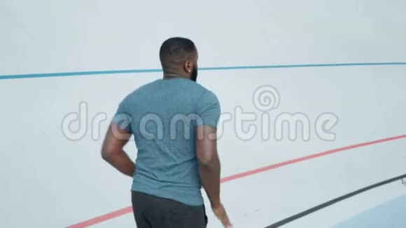 非洲男人跑在轨道上男跑运动员在田径跑道上慢跑视频的预览图