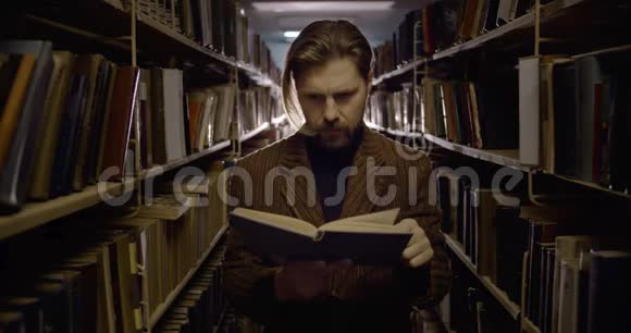 人在黑暗的图书馆里看书视频的预览图