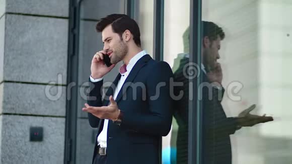特写商人在外面打电话商业人士使用智能手机视频的预览图
