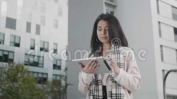 女商人在触摸板上读好消息微笑女孩享受成功视频的预览图
