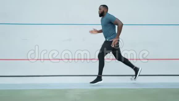 非裔美国人在体育场慢跑跑步者在户外做有氧运动视频的预览图