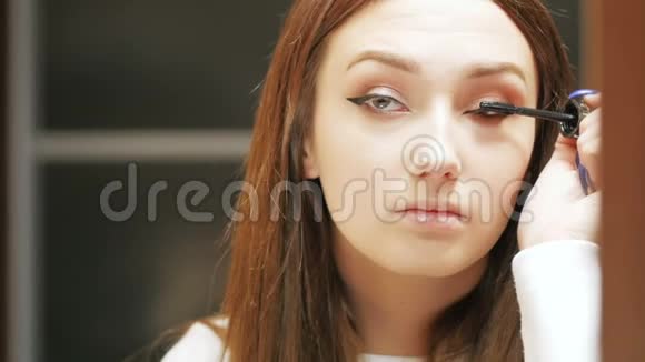 自信的年轻女人拿着睫毛膏涂着睫毛准备在早上做好准备漂亮的女孩在做让你做的事视频的预览图