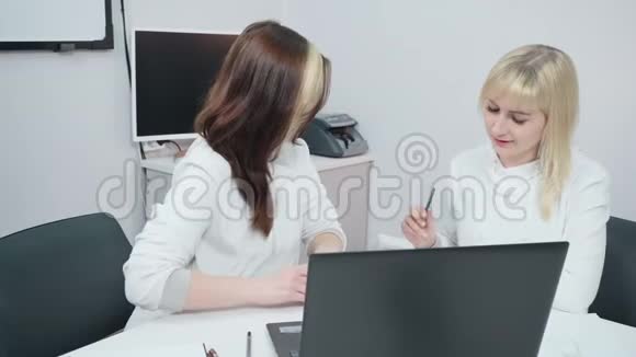 两名女商人在办公室讨论生意的录像视频的预览图