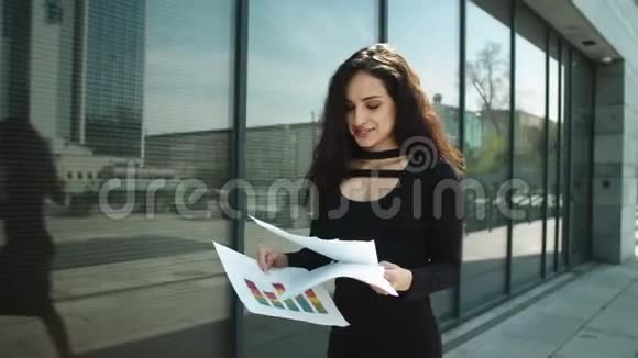 带着文件走的贴身女人女企业家扔报纸视频的预览图