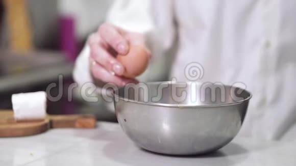 厨师在碗里打碎一个鸡蛋视频的预览图
