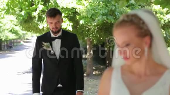 婚礼当天新郎亲吻他可爱的新娘的脸颊视频的预览图