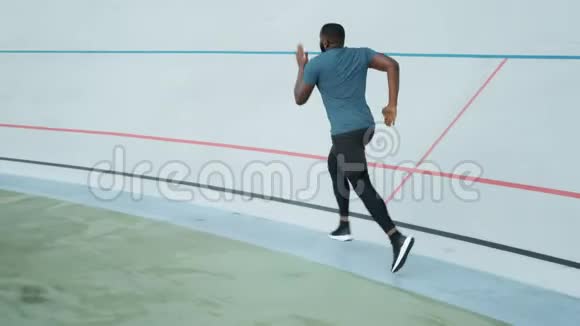 非洲运动员运动项目训练运动男在田径跑道上奔跑视频的预览图