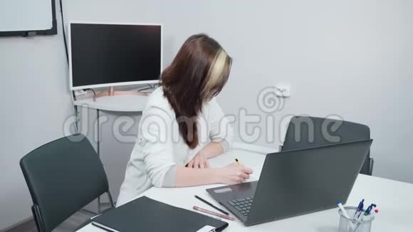 两位年轻妇女在办公室讨论工作视频的预览图