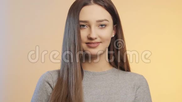 美丽的女孩在彩色的画室背景上微笑面对一个年轻可爱的女人化妆有观念的人视频的预览图