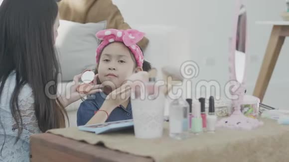 年轻的亚洲女性博客作家化妆和化妆品女孩使用照相机视频的预览图