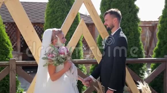 新婚夫妇在婚礼上宣誓就职新郎在宣誓时的眼泪和笑声视频的预览图