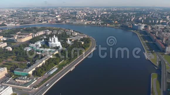 圣彼得堡斯莫尔尼大教堂附近的鸟瞰图视频的预览图