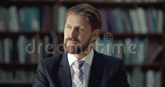 图书馆画像中一个满脸胡须的男人视频的预览图