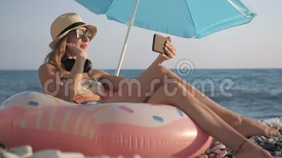 沙滩智能手机上的美女视频聊天视频的预览图