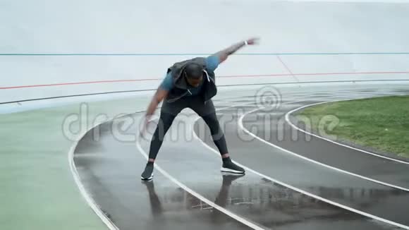 男跑运动员准备在运动跑道上锻炼在户外锻炼的男人视频的预览图