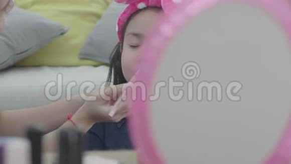 年轻的亚洲女性博客作家化妆和化妆品女孩使用照相机视频的预览图