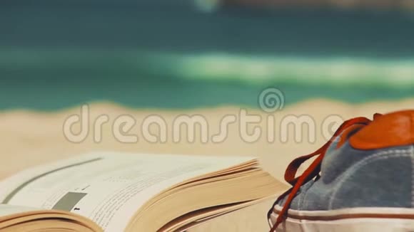 沙滩上的书和鞋视频的预览图