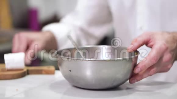 厨师把盐倒在碗里视频的预览图