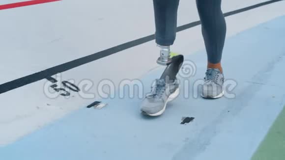 有假腿的女人在路上奔跑体育运动员在体育场锻炼视频的预览图
