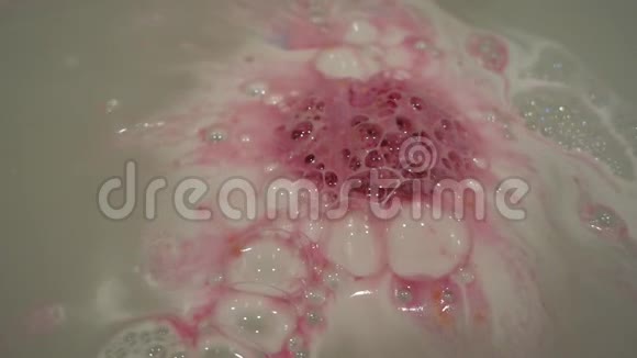 粉色和白色泡沫的动作视频的预览图