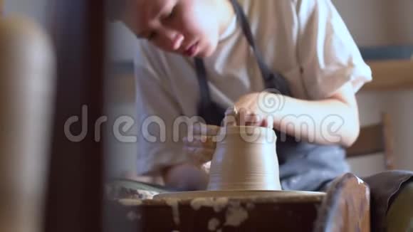 波特正在做一个波特轮子做花瓶掌握加工成型的罐子使其形状正确视频的预览图