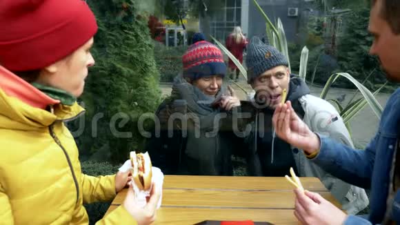 一对无家可归的男人和女人向一家街头咖啡馆的要食物视频的预览图