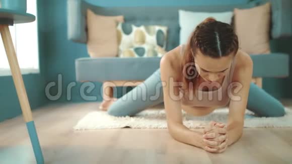 特写年轻孕妇在地板上做瑜伽练习视频的预览图