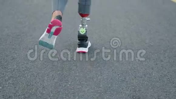 残疾妇女的腿在路上奔跑女运动员在跑道上慢跑视频的预览图