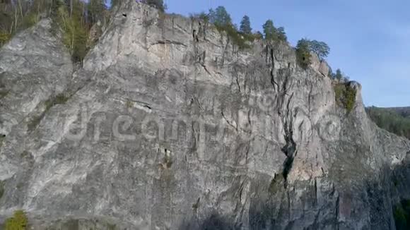 乌拉尔与森林的岩石形成视频的预览图