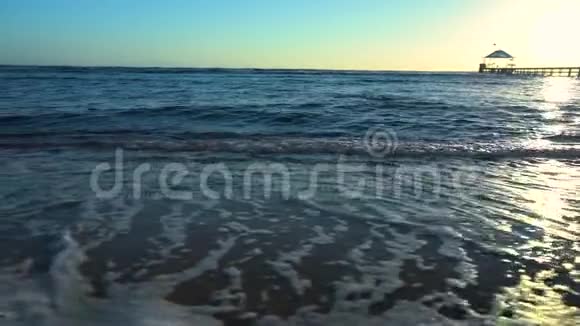 日落时潮汐的流动视频的预览图