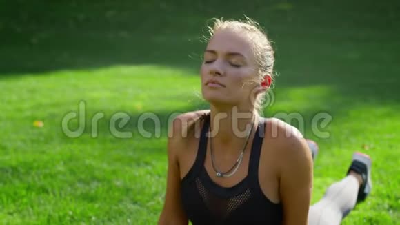有假肢的女人在公园做瑜伽女孩在户外伸展身体视频的预览图