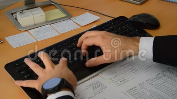 键盘和电脑上的手指书写视频的预览图