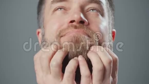 关于胡子男的极端特写视频视频的预览图