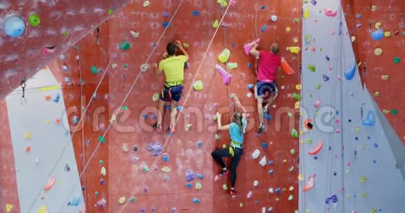 男子和女子在健身室练习攀岩视频的预览图