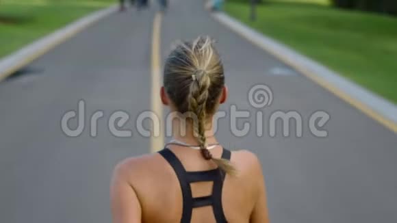 女子慢跑训练在公园的跑步表面在户外运动的妇女视频的预览图