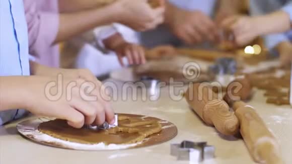 小孩的手正在用钢制成面团来烤饼干视频的预览图